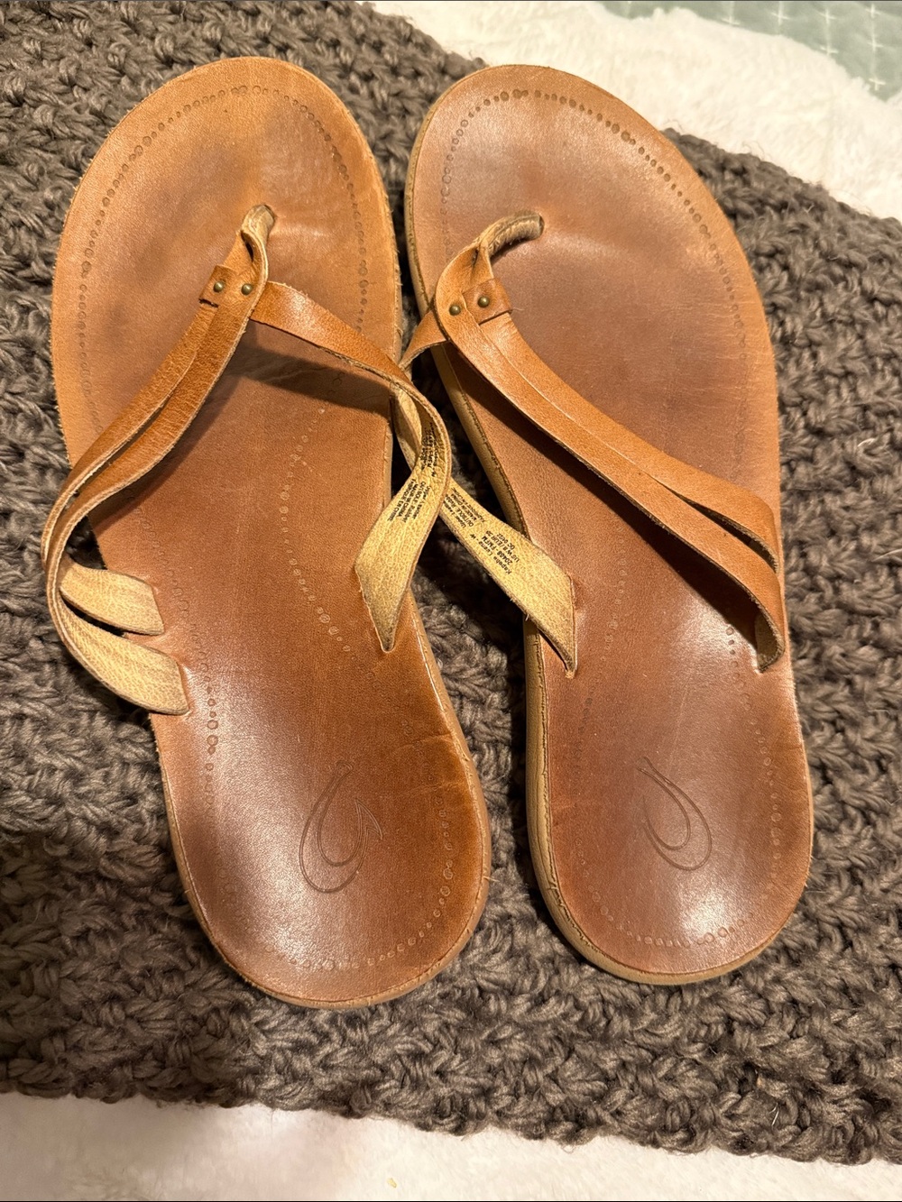OluKai Women's Tan Leather Thong Sandals